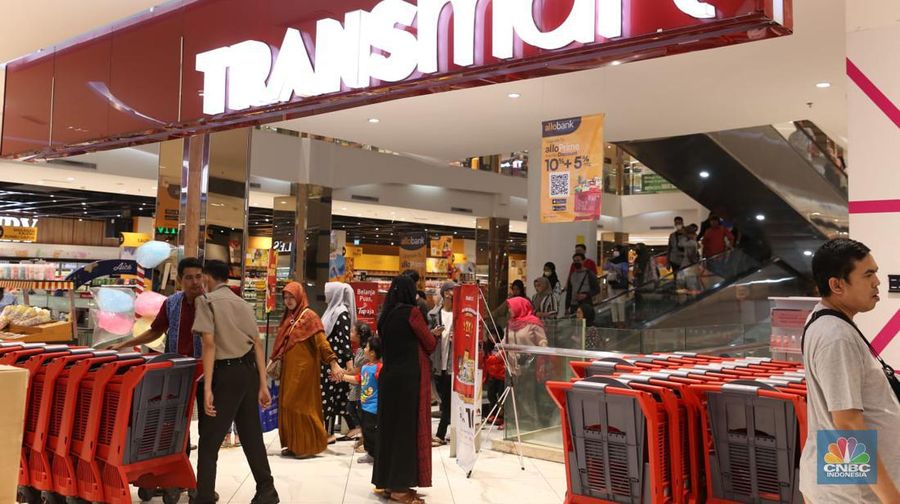 Gerai elektronik transmart Juanda Bekasi dipadati oleh pengunjung pada (15/4/2023) untuk berburu Full Day Sale Transmart hingga Pukul 24.00 waktu setempat. (CNBC Indonesia/Tias Budiarto)