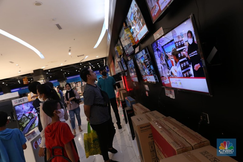 Gerai elektronik transmart Juanda Bekasi dipadati oleh pengunjung pada (15/4/2023) untuk berburu Full Day Sale Transmart hingga Pukul 24.00 waktu setempat. (CNBC Indonesia/Tias Budiarto) Gerai elektronik transmart Juanda Bekasi dipadati oleh pengunjung pada (15/4/2023) untuk berburu Full Day Sale Transmart hingga Pukul 24.00 waktu setempat. (CNBC Indonesia/Tias Budiarto)