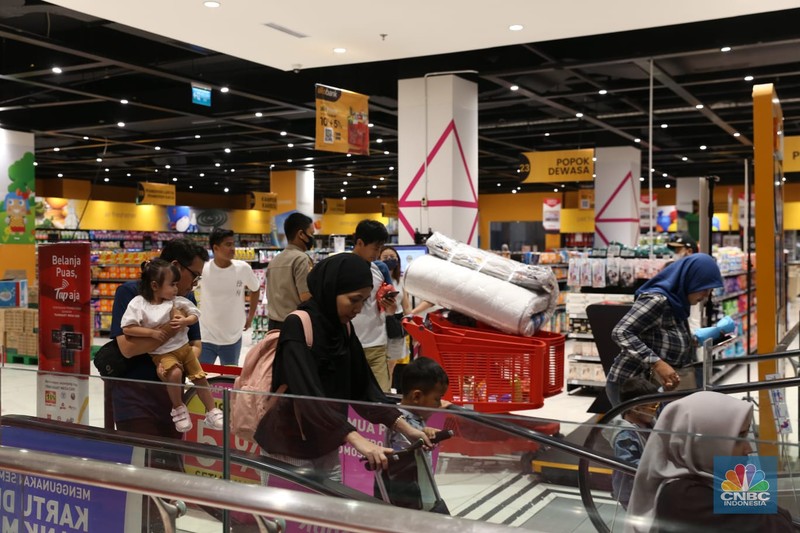 Gerai elektronik transmart Juanda Bekasi dipadati oleh pengunjung pada (15/4/2023) untuk berburu Full Day Sale Transmart hingga Pukul 24.00 waktu setempat. (CNBC Indonesia/Tias Budiarto) Gerai elektronik transmart Juanda Bekasi dipadati oleh pengunjung pada (15/4/2023) untuk berburu Full Day Sale Transmart hingga Pukul 24.00 waktu setempat. (CNBC Indonesia/Tias Budiarto)