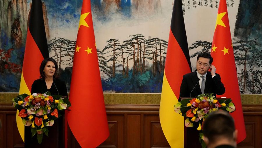 Menteri Luar Negeri Jerman Annalena Baerbock dan Menteri Luar Negeri China Qin Gang menghadiri konferensi pers bersama di Diaoyutai State Guesthouse di Beijing, China, 14 April 2023. (via REUTERS/POOL)