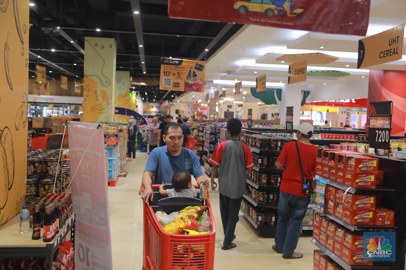 Pengunjung berbelanja di Kawasan Transmart Depok, Jawa Barat, Sabtu, 15/4. Diskon gede-gedean di Transmart Full Day Sale menarik minat pengunjung. (CNBC Indonesia/Muhammad Sabki) Pengunjung berbelanja di Kawasan Transmart Depok, Jawa Barat, Sabtu, 15/4. Diskon gede-gedean di Transmart Full Day Sale menarik minat pengunjung. (CNBC Indonesia/Muhammad Sabki)
