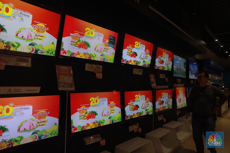 Pengunjung berbelanja di Kawasan Transmart Depok, Jawa Barat, Sabtu, 15/4. Diskon gede-gedean di Transmart Full Day Sale menarik minat pengunjung. (CNBC Indonesia/Muhammad Sabki) Pengunjung berbelanja di Kawasan Transmart Depok, Jawa Barat, Sabtu, 15/4. Diskon gede-gedean di Transmart Full Day Sale menarik minat pengunjung. (CNBC Indonesia/Muhammad Sabki)