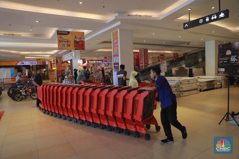 Pengunjung berbelanja di Kawasan Transmart Depok, Jawa Barat, Sabtu, 15/4. Diskon gede-gedean di Transmart Full Day Sale menarik minat pengunjung. (CNBC Indonesia/Muhammad Sabki) Pengunjung berbelanja di Kawasan Transmart Depok, Jawa Barat, Sabtu, 15/4. Diskon gede-gedean di Transmart Full Day Sale menarik minat pengunjung. (CNBC Indonesia/Muhammad Sabki)
