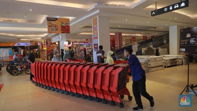 Pengunjung berbelanja di Kawasan Transmart Depok, Jawa Barat, Sabtu, 15/4. Diskon gede-gedean di Transmart Full Day Sale menarik minat pengunjung. (CNBC Indonesia/Muhammad Sabki)