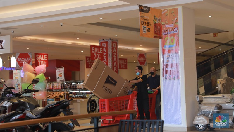 Pengunjung berbelanja di Kawasan Transmart Depok, Jawa Barat, Sabtu, 15/4. Diskon gede-gedean di Transmart Full Day Sale menarik minat pengunjung. (CNBC Indonesia/Muhammad Sabki)