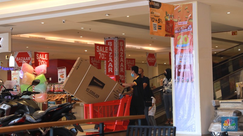 Pengunjung berbelanja di Kawasan Transmart Depok, Jawa Barat, Sabtu, 15/4. Diskon gede-gedean di Transmart Full Day Sale menarik minat pengunjung. (CNBC Indonesia/Muhammad Sabki)