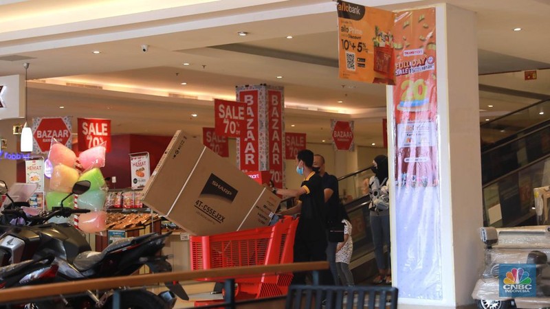 Pengunjung berbelanja di Kawasan Transmart Depok, Jawa Barat, Sabtu, 15/4. Diskon gede-gedean di Transmart Full Day Sale menarik minat pengunjung. (CNBC Indonesia/Muhammad Sabki)