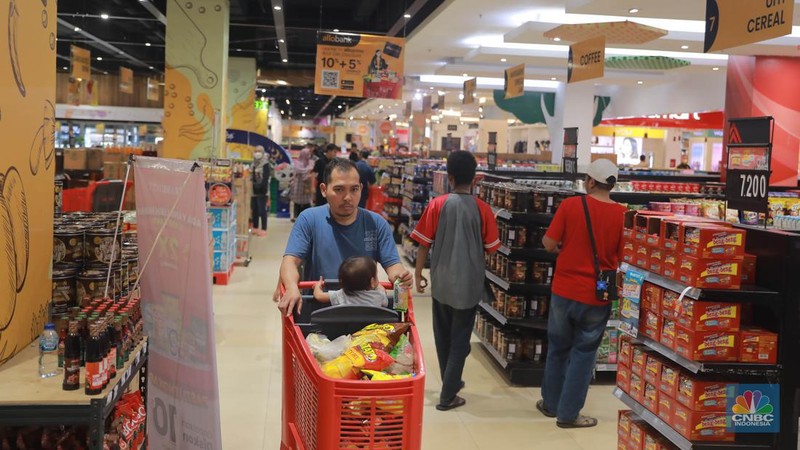 Pengunjung berbelanja di Kawasan Transmart Depok, Jawa Barat, Sabtu, 15/4. Diskon gede-gedean di Transmart Full Day Sale menarik minat pengunjung. (CNBC Indonesia/Muhammad Sabki)
