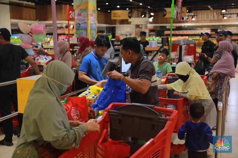 Pengunjung berbelanja di Kawasan Transmart Depok, Jawa Barat, Sabtu, 15/4. Diskon gede-gedean di Transmart Full Day Sale menarik minat pengunjung. (CNBC Indonesia/Muhammad Sabki) Pengunjung berbelanja di Kawasan Transmart Depok, Jawa Barat, Sabtu, 15/4. Diskon gede-gedean di Transmart Full Day Sale menarik minat pengunjung. (CNBC Indonesia/Muhammad Sabki)