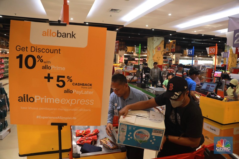 Pengunjung berbelanja di Kawasan Transmart Depok, Jawa Barat, Sabtu, 15/4. Diskon gede-gedean di Transmart Full Day Sale menarik minat pengunjung. (CNBC Indonesia/Muhammad Sabki) Pengunjung berbelanja di Kawasan Transmart Depok, Jawa Barat, Sabtu, 15/4. Diskon gede-gedean di Transmart Full Day Sale menarik minat pengunjung. (CNBC Indonesia/Muhammad Sabki)