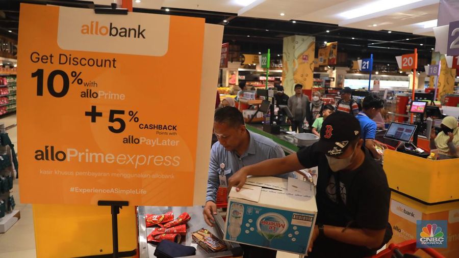 Pengunjung berbelanja di Kawasan Transmart Depok, Jawa Barat, Sabtu, 15/4. Diskon gede-gedean di Transmart Full Day Sale menarik minat pengunjung. (CNBC Indonesia/Muhammad Sabki)