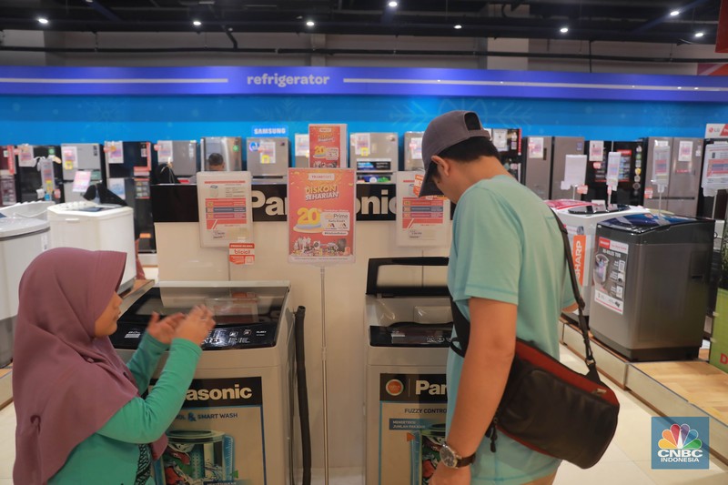 Pengunjung berbelanja di Kawasan Transmart Depok, Jawa Barat, Sabtu, 15/4. Diskon gede-gedean di Transmart Full Day Sale menarik minat pengunjung. (CNBC Indonesia/Muhammad Sabki)