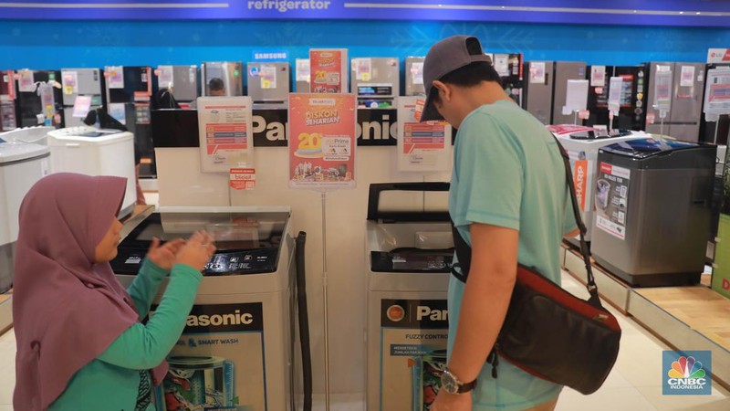 Pengunjung berbelanja di Kawasan Transmart Depok, Jawa Barat, Sabtu, 15/4. Diskon gede-gedean di Transmart Full Day Sale menarik minat pengunjung. (CNBC Indonesia/Muhammad Sabki)