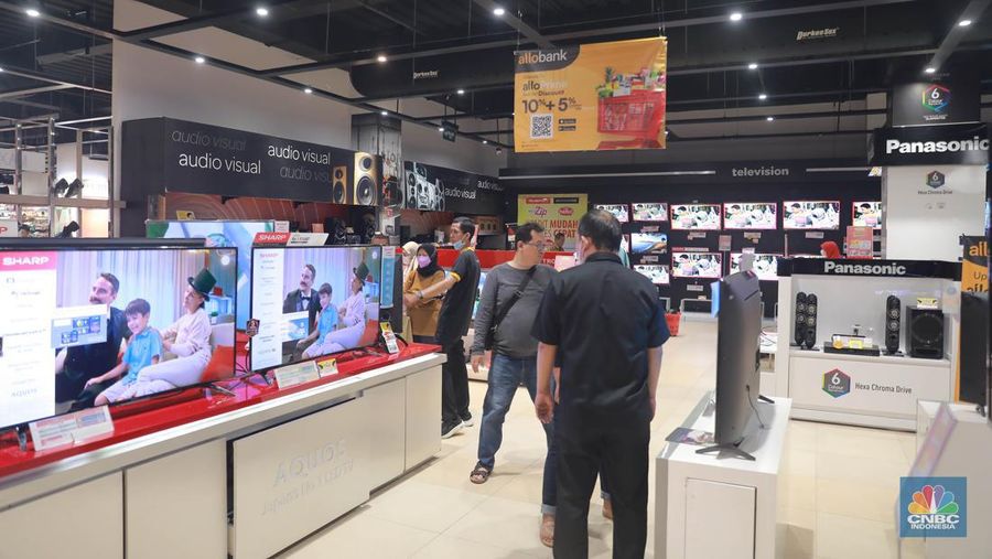 Pengunjung berbelanja di Kawasan Transmart Depok, Jawa Barat, Sabtu, 15/4. Diskon gede-gedean di Transmart Full Day Sale menarik minat pengunjung. (CNBC Indonesia/Muhammad Sabki)
