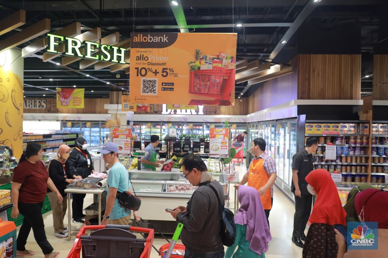 Pengunjung berbelanja di Kawasan Transmart Depok, Jawa Barat, Sabtu, 15/4. Diskon gede-gedean di Transmart Full Day Sale menarik minat pengunjung. (CNBC Indonesia/Muhammad Sabki) Pengunjung berbelanja di Kawasan Transmart Depok, Jawa Barat, Sabtu, 15/4. Diskon gede-gedean di Transmart Full Day Sale menarik minat pengunjung. (CNBC Indonesia/Muhammad Sabki)