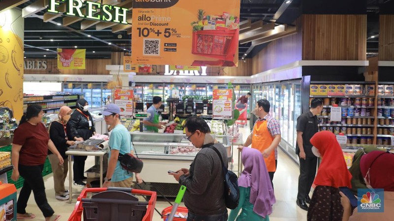 Pengunjung berbelanja di Kawasan Transmart Depok, Jawa Barat, Sabtu, 15/4. Diskon gede-gedean di Transmart Full Day Sale menarik minat pengunjung. (CNBC Indonesia/Muhammad Sabki)