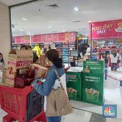 Heboh Ibu-Ibu Borong Biskuit di Transmart Dapet Diskon 1 Juta