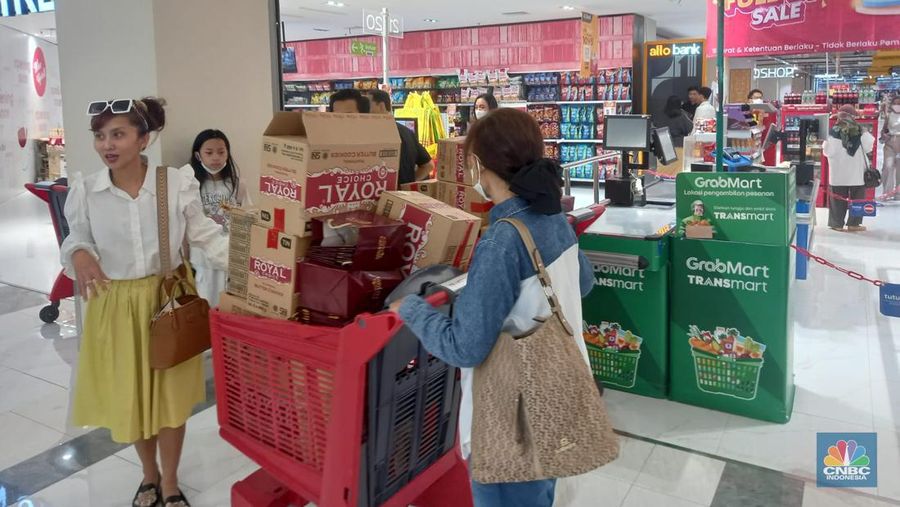 Hari Ini Transmart gelar Full Day Sale dengan pesta diskon 20%, termasuk biskuit.