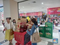 Heboh Ibu-Ibu Borong Biskuit di Transmart Dapet Diskon 1 Juta