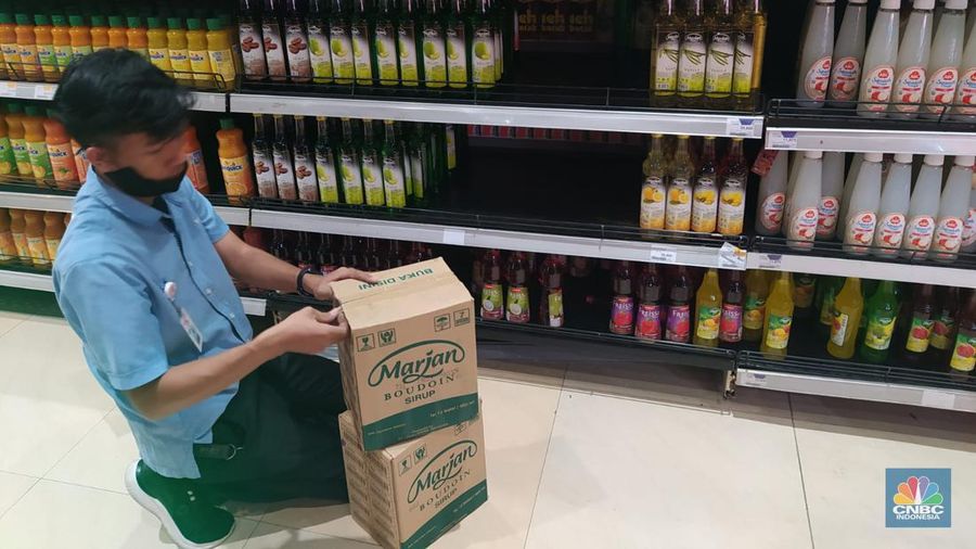Petugas Transmart re-stock barang di Transmart Cempaka Putih, Jakarta (CNBC Indonesia/Martya Rizky)