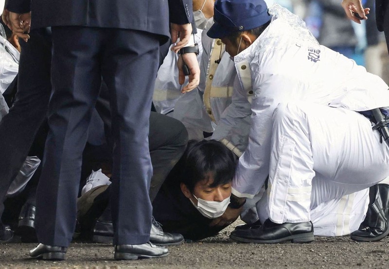 Seorang pria, diyakini sebagai tersangka yang melemparkan benda mirip pipa di dekat Perdana Menteri Jepang Fumio Kishida selama pidatonya di luar ruangan. (TWITTER @AK2364N via REUTERS)