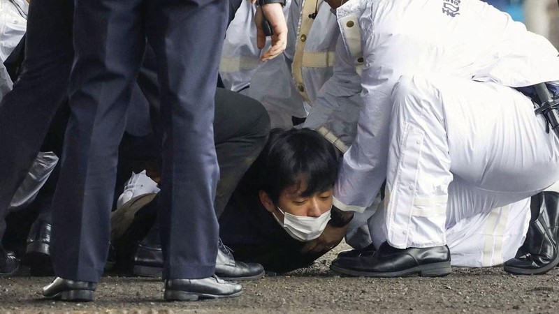 Seorang pria, diyakini sebagai tersangka yang melemparkan benda mirip pipa di dekat Perdana Menteri Jepang Fumio Kishida selama pidatonya di luar ruangan. (TWITTER @AK2364N via REUTERS)