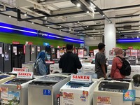 Pagi-Pagi Pengunjung Mulai Padati Gerai Elektronik Transmart
