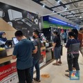 Pengunjung Transmart Ramai Borong Biskuit Lebaran-Elektronik