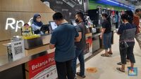 Pengunjung Transmart Ramai Borong Biskuit Lebaran-Elektronik