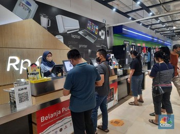 Pengunjung Transmart Ramai Borong Biskuit Lebaran-Elektronik