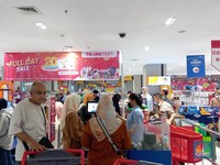 Foto Antrean Mengular di Kasir Transmart Diskon 20% Full Day