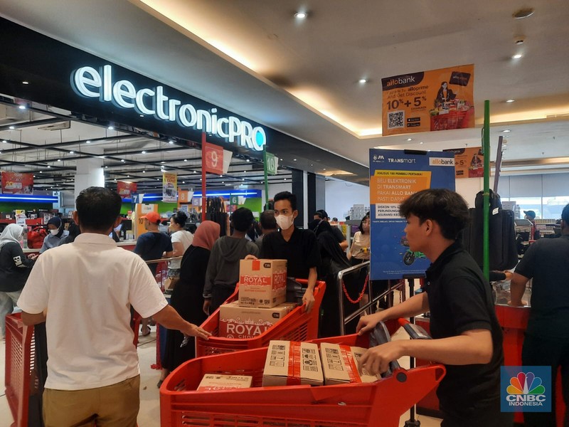 Program Transmart Full Day Sale, Sabtu (15/4/2023) pukul 10.00 hingga 24.00 waktu setempat di 92 gerai Transmart seluruh Indonesia. (CNBC Indonesia/Firda Dwi Muliawati) Program Transmart Full Day Sale, Sabtu (15/4/2023) pukul 10.00 hingga 24.00 waktu setempat di 92 gerai Transmart seluruh Indonesia. (CNBC Indonesia/Firda Dwi Muliawati)