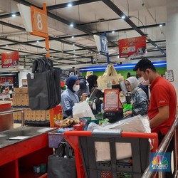Transmart Full Day Sale Padat Pembeli, Antrean Kasir Mengular
