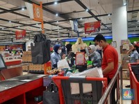Transmart Full Day Sale Padat Pembeli, Antrean Kasir Mengular