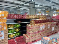 Ibu-ibu Kalap Belanja! Penampakan Biskuit Ludes di Transmart