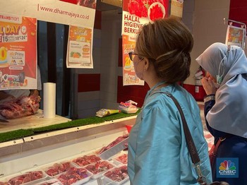 Emak-emak Borong Daging Sapi di Transmart: Buat Bikin Rendang