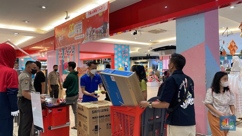 Program Transmart Full Day Sale, Sabtu (15/4/2023) pukul 10.00 hingga 24.00 waktu setempat di 92 gerai Transmart seluruh Indonesia. (CNBC Indonesia/Mira Rachmalia)