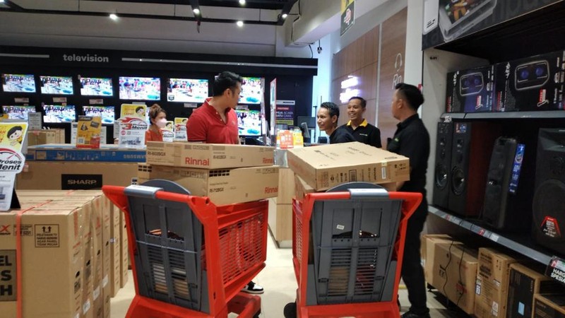 Pengunjung berbelanja di Kawasan Transmart Depok, Jawa Barat, Sabtu, 15/4. Diskon gede-gedean di Transmart Full Day Sale menarik minat pengunjung. (CNBC Indonesia/Muhammad Sabki)