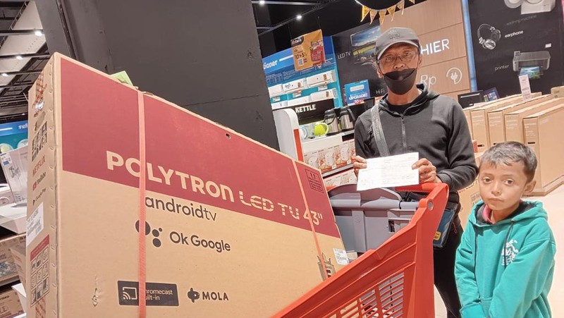 Pengunjung berbelanja di Kawasan Transmart Depok, Jawa Barat, Sabtu, 15/4. Diskon gede-gedean di Transmart Full Day Sale menarik minat pengunjung. (CNBC Indonesia/Muhammad Sabki)