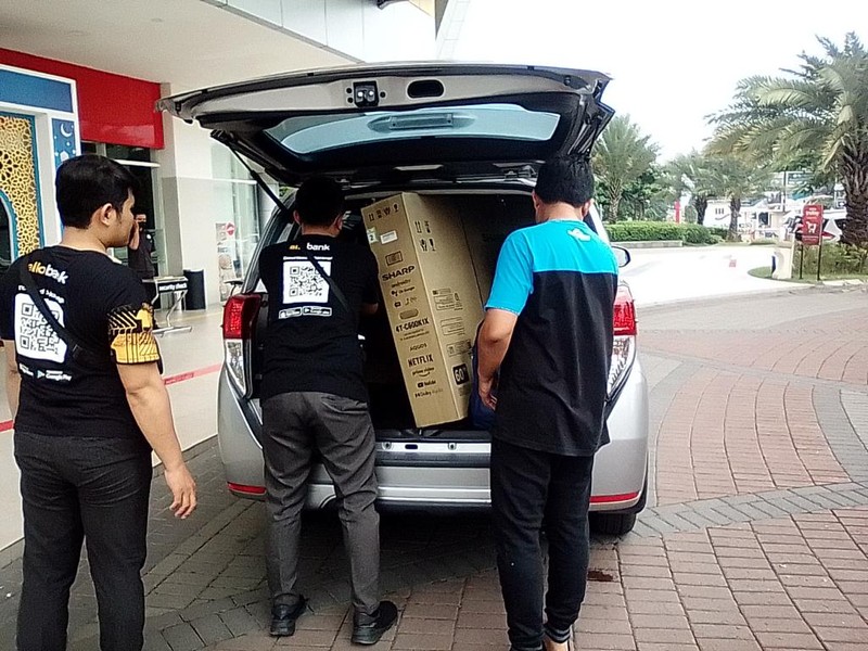 Pengunjung berbelanja di Kawasan Transmart Depok, Jawa Barat, Sabtu, 15/4. Diskon gede-gedean di Transmart Full Day Sale menarik minat pengunjung. (CNBC Indonesia/Muhammad Sabki)
