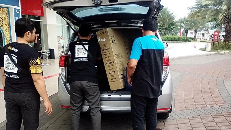 Pengunjung berbelanja di Kawasan Transmart Depok, Jawa Barat, Sabtu, 15/4. Diskon gede-gedean di Transmart Full Day Sale menarik minat pengunjung. (CNBC Indonesia/Muhammad Sabki)