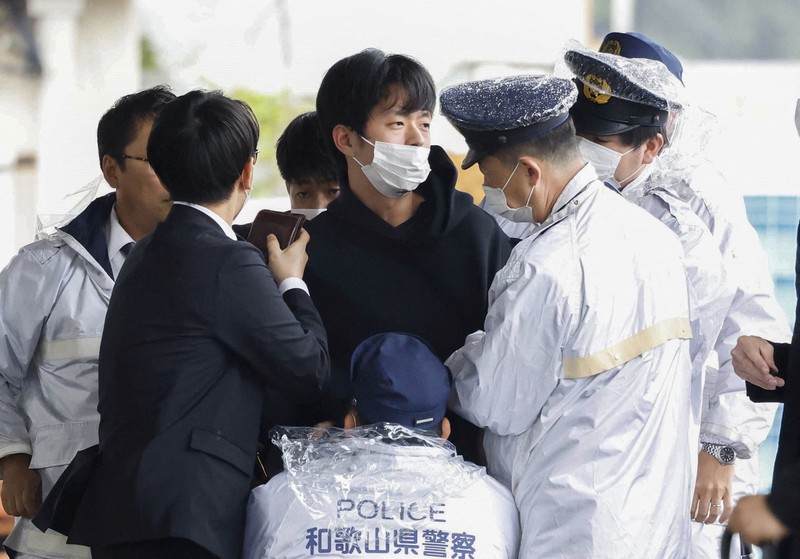 Seorang pria, diyakini sebagai tersangka yang melemparkan benda mirip pipa di dekat Perdana Menteri Jepang Fumio Kishida selama pidatonya di luar ruangan. (TWITTER @AK2364N via REUTERS) Seorang pria, diyakini sebagai tersangka yang melemparkan benda mirip pipa di dekat Perdana Menteri Jepang Fumio Kishida selama pidatonya di luar ruangan. (TWITTER @AK2364N via REUTERS)