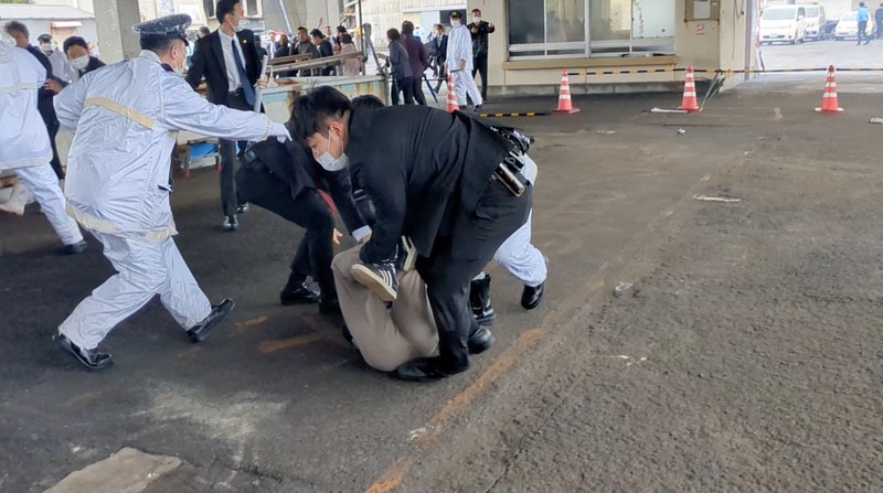 Seorang pria, diyakini sebagai tersangka yang melemparkan benda mirip pipa di dekat Perdana Menteri Jepang Fumio Kishida selama pidatonya di luar ruangan. (TWITTER @AK2364N via REUTERS) Seorang pria, diyakini sebagai tersangka yang melemparkan benda mirip pipa di dekat Perdana Menteri Jepang Fumio Kishida selama pidatonya di luar ruangan. (TWITTER @AK2364N via REUTERS)