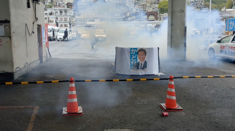 Seorang pria, diyakini sebagai tersangka yang melemparkan benda mirip pipa di dekat Perdana Menteri Jepang Fumio Kishida selama pidatonya di luar ruangan. (TWITTER @AK2364N via REUTERS) Seorang pria, diyakini sebagai tersangka yang melemparkan benda mirip pipa di dekat Perdana Menteri Jepang Fumio Kishida selama pidatonya di luar ruangan. (TWITTER @AK2364N via REUTERS)