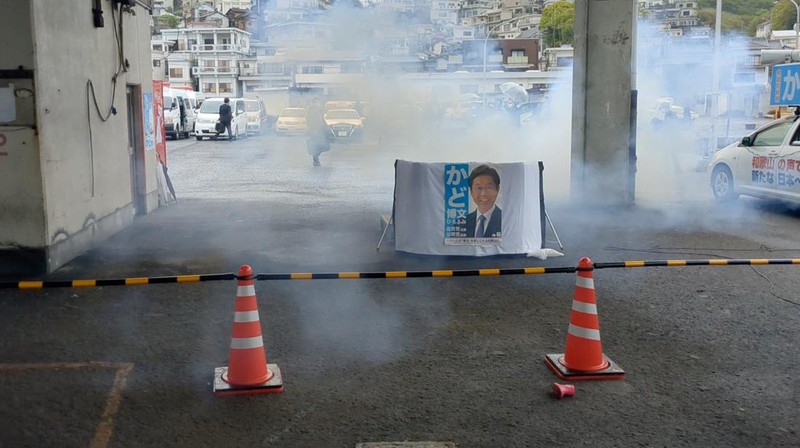 Seorang pria, diyakini sebagai tersangka yang melemparkan benda mirip pipa di dekat Perdana Menteri Jepang Fumio Kishida selama pidatonya di luar ruangan. (TWITTER @AK2364N via REUTERS)