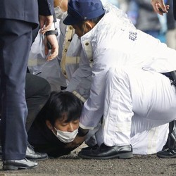 Breaking! PM Jepang Dilempar Bom, Langsung Dievakuasi