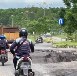 Tunggangi Mobil, Jokowi Blusukan Cek Jalan Rusak di Lampung