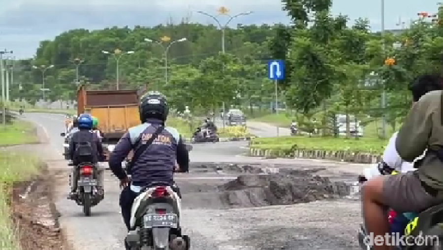 Jalan rusak di Lampung (detikcom/istimewa)
