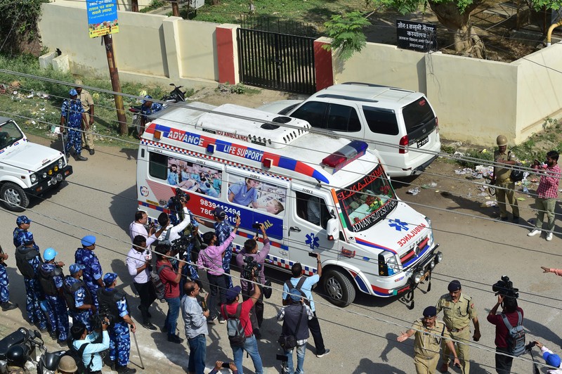 Petugas forensik memeriksa tempat Atiq Ahmed, mantan anggota parlemen di parlemen India, yang dituduh dalam beberapa kasus kriminal, dan saudaranya Ashraf Ahmed ditembak mati di Prayagraj, India, 15 April 2023. (REUTERS/RITESH SHUKLA)