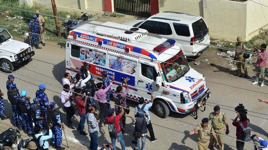 Petugas forensik memeriksa tempat Atiq Ahmed, mantan anggota parlemen di parlemen India, yang dituduh dalam beberapa kasus kriminal, dan saudaranya Ashraf Ahmed ditembak mati di Prayagraj, India, 15 April 2023. (REUTERS/RITESH SHUKLA)